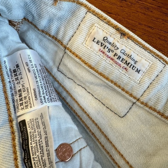 Levi' Premium Ribcage Straight Whitewashed Denim Frayed Shorts / 31 - Picture 6 of 11